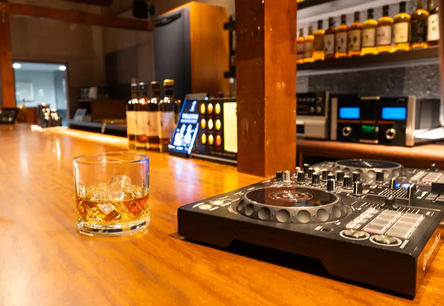 ウイスキーと音楽の静物